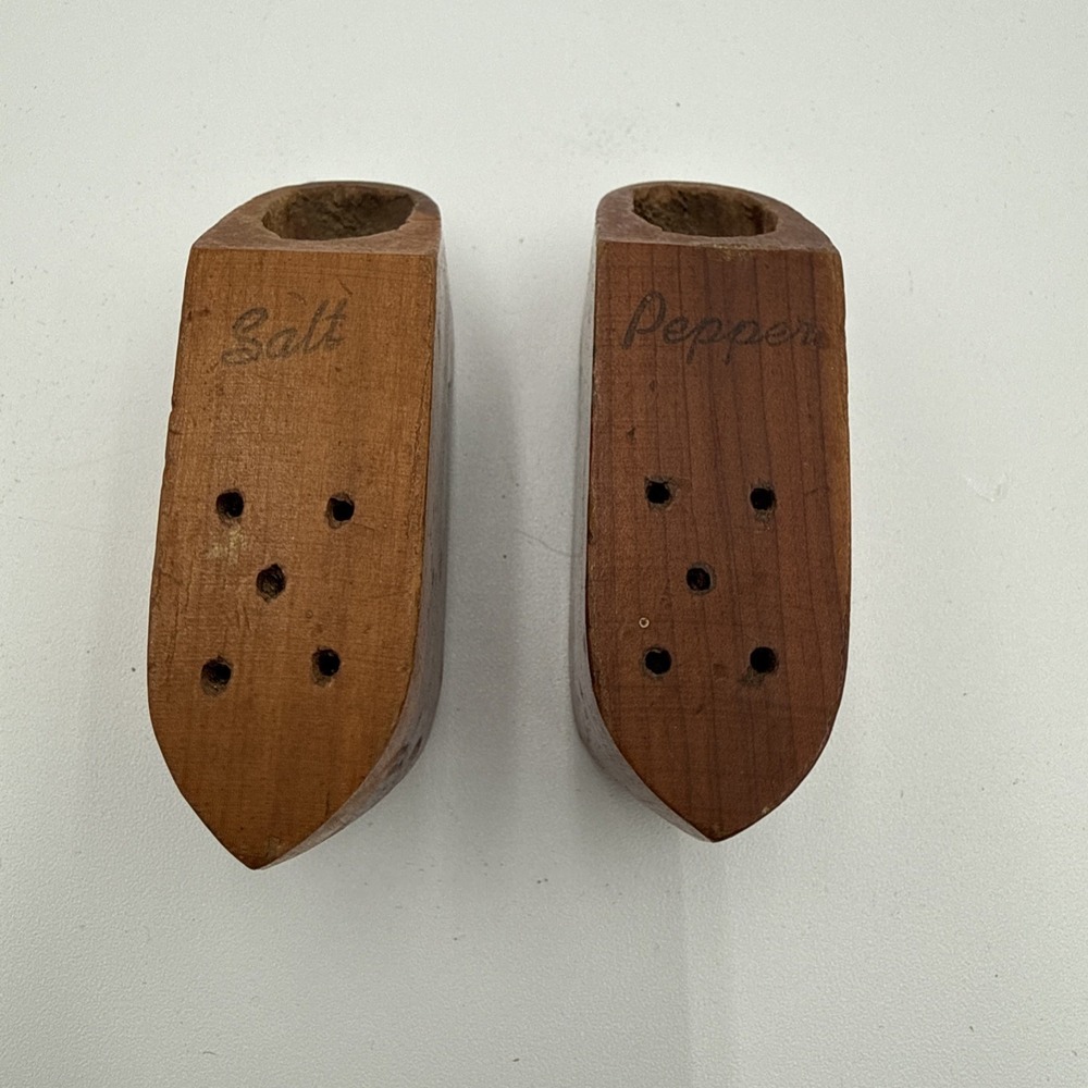 Vintage 1960s Wooden Shoes Salt & Pepper Shakers Set Souvenirs New Mexico‎